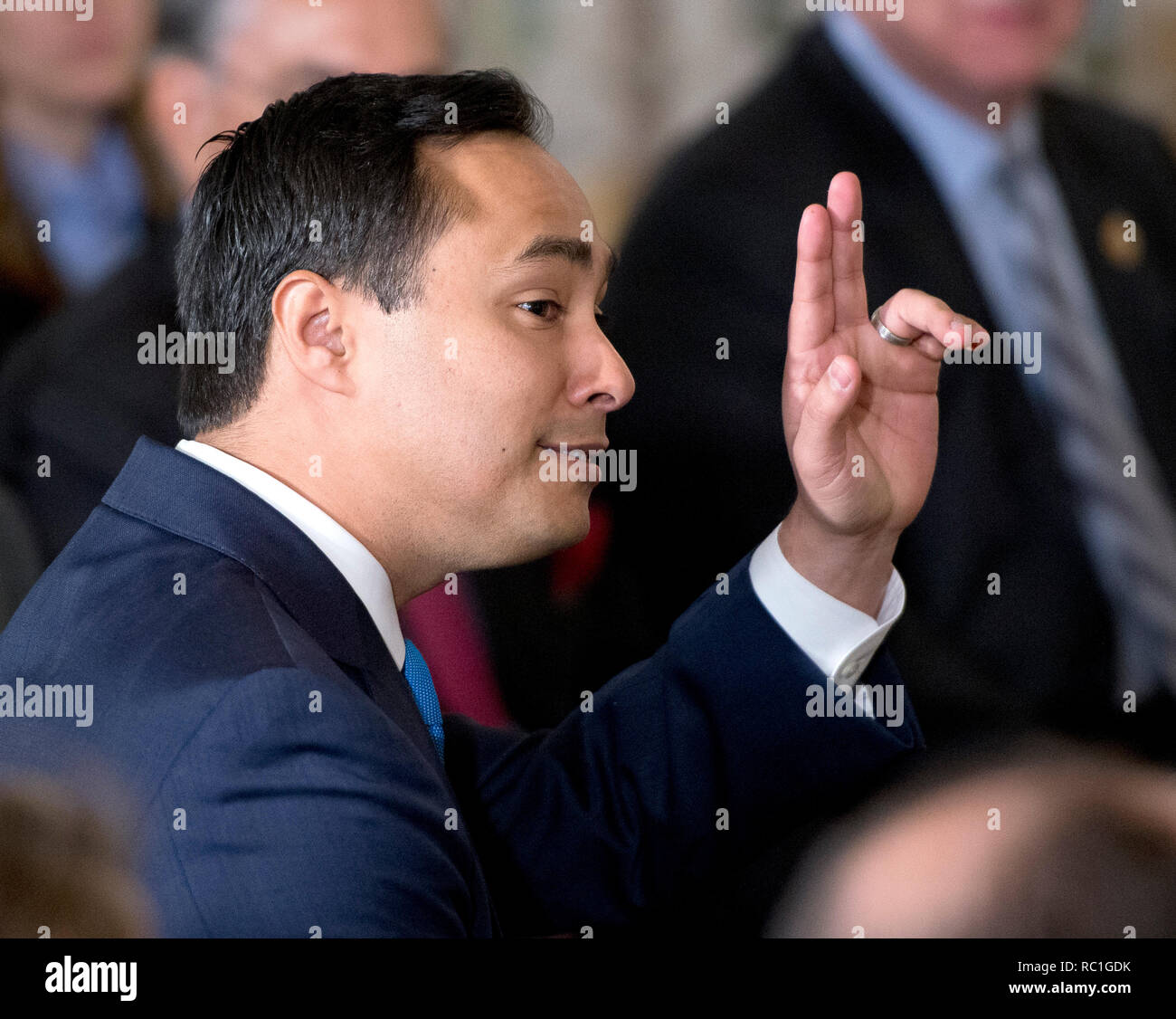 Rappresentante degli Stati Uniti Joaquin Castro (Democratico del Texas) onde per famiglia prima di suo fratello sindaco Julián Castro di San Antonio, Texas, che viene annunciato come Stati Uniti Il presidente Barack Obama il candidato designato per riuscire Shaun Donovan come Stati Uniti Segretario di Albergare e Sviluppo urbano (HUD) in uno stato in sala da pranzo della Casa Bianca di Washington, DC il Venerdì, 23 maggio 2014. Credito: Ron Sachs/Piscina via CNP | Utilizzo di tutto il mondo Foto Stock