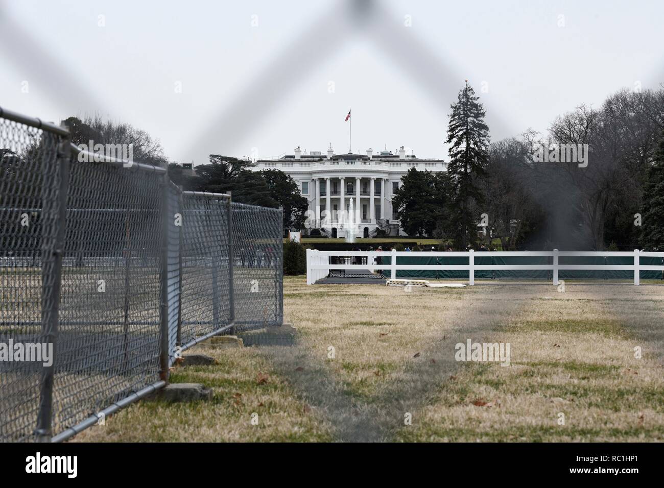 Washington, Stati Uniti d'America. Xii gen, 2019. Foto scattata a gennaio 12, 2019 mostra la Casa Bianca di Washington, DC, Stati Uniti. Il governo degli Stati Uniti di spegnimento, che ha colpito un quarto delle agenzie federali, stirata nel ventiduesimo giorno sabato, eclissando tutte le precedenti 20 tali chiusure per diventare il più lungo nel paese della storia moderna. Credito: Liu Jie/Xinhua/Alamy Live News Foto Stock