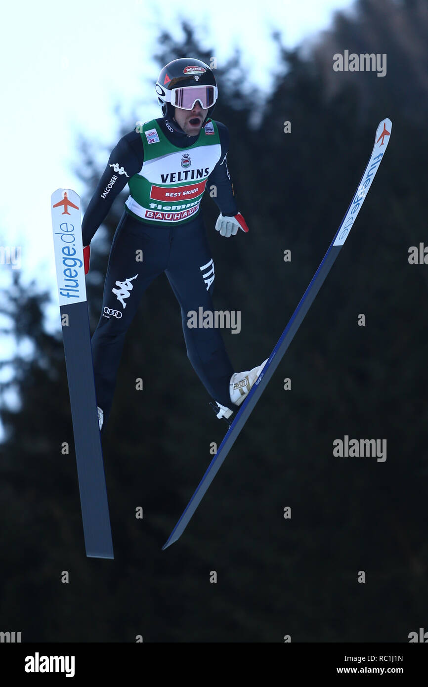 La Val di Fiemme, Trento, Italia. 11 gennaio 2019. La Val di Fiemme, Trento, Italia. 11 gennaio 2019. FIS Coppa del Mondo di Combinata Nordica Mens Gundersen 10km; Alessandro Pittin (ITA) vola attraverso il credito dell'aria: Azione Plus immagini di sport/Alamy Live News Credit: Azione Plus immagini di sport/Alamy Live News Foto Stock
