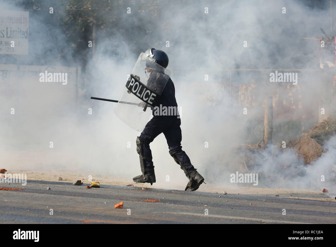 Dacca in Bangladesh. Xiii gen, 2019. Gennaio 13 : indumenti del Bangladesh lavoratore si scontrano con la polizia durante la dimostrazione a richiesta escursioni salariale a Dhaka, nel Bangladesh on gennaio 13, 2019.Migliaia di lavoratori di indumento hanno inscenato manifestazioni per chiedere di meglio i salari per il quarto giorno diritta, chiudendo fabbriche nella periferia della Bangladesh capitale. Il Bangladesh è il secondo più grande capo-Industria esporta nel mondo dopo la Cina e produce abiti per grandi rivenditori nome. Credito: Zakir Hossain Chowdhury/ZUMA filo/Alamy Live News Foto Stock