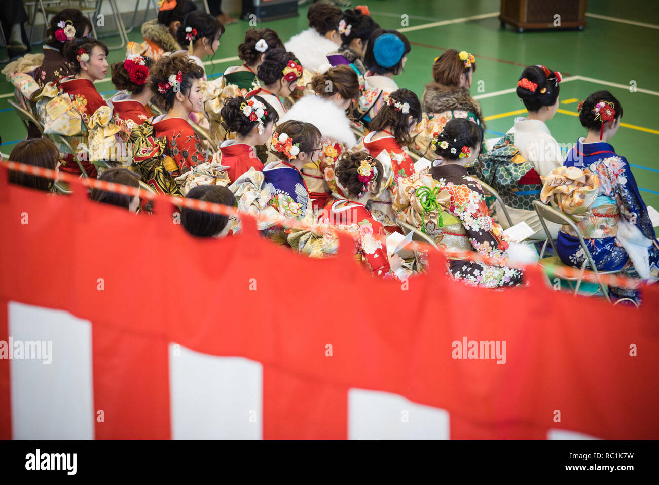 Nagoya, Giappone. Il 13 gennaio 2019. Le ragazze di età visto indossare kimono durante la cerimonia. 1,25 milioni di persone hanno celebrato il loro passaggio in età adulta su la venuta del giorno di età, una vacanza giapponese e la tradizionale cerimonia di premiazione che si terrà da gennaio a celebrare i nuovi adulti (età 20). Sono legalmente autorizzati a fumare, bere alcol all'età di 20. Foto Stock