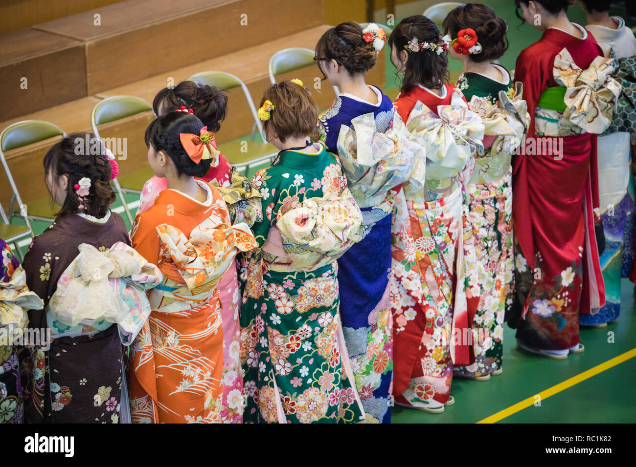 Nagoya, Giappone. Il 13 gennaio 2019. Le ragazze di età visto indossare kimono durante la cerimonia. 1,25 milioni di persone hanno celebrato il loro passaggio in età adulta su la venuta del giorno di età, una vacanza giapponese e la tradizionale cerimonia di premiazione che si terrà da gennaio a celebrare i nuovi adulti (età 20). Sono legalmente autorizzati a fumare, bere alcol all'età di 20. Foto Stock