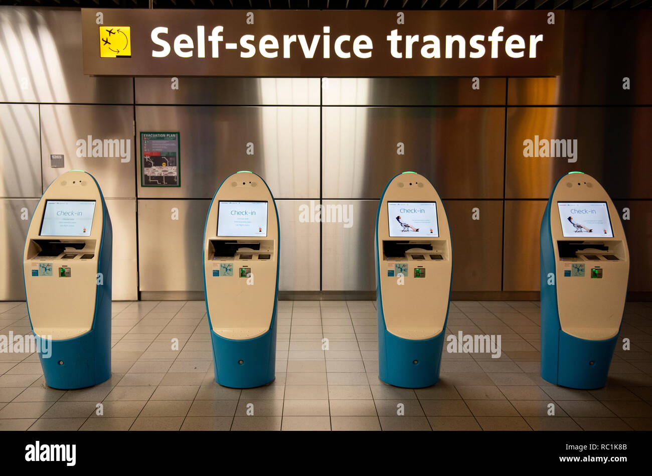 Self-service di macchine transfer sono visti all'Aeroporto di Amsterdam Schiphol pista. Foto Stock