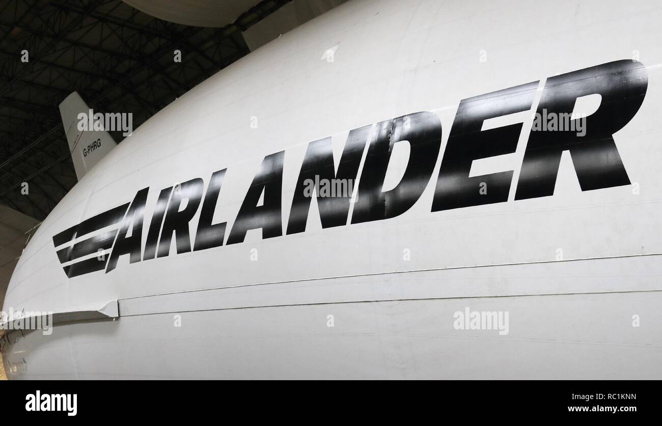 Regno Unito. Xii Apr, 2016. Vista la Airlander, il velivolo più lunga del mondo.La â€32m aerei - soprannominato ''i battenti Bum'' originalmente è stata svelata al pubblico in una cerimonia di denominazione di S.A.R. il Duca di Kent in aprile 2016, ma un paio di settimane più tardi si è schiantato al termine di una prova di volo. A 92 metri, lungo la Airlander 10 è il velivolo più lunga del mondo. La più lunga del mondo aereo è stata ritirata dal servizio come gli sviluppatori a preparare per iniziare a lavorare su un nuovo modello. Credito: Keith Mayhew/SOPA Immagini/ZUMA filo/Alamy Live News Foto Stock