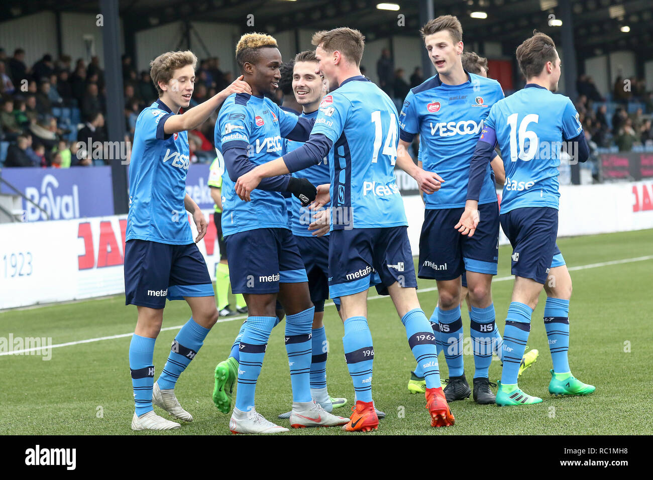 VELSEN , 13-01-2018 , Telstar - Helmond Sport , Rabobank IJmond Stadion , Calcetto , Keuken Kampioen Divisie , Stagione 2018 / 2019. Helmond Sport player Richelor Sprangers celebra il suo obiettivo (0-1) con i suoi compagni di squadra durante la partita Telstar - Helmond Sport Foto Stock