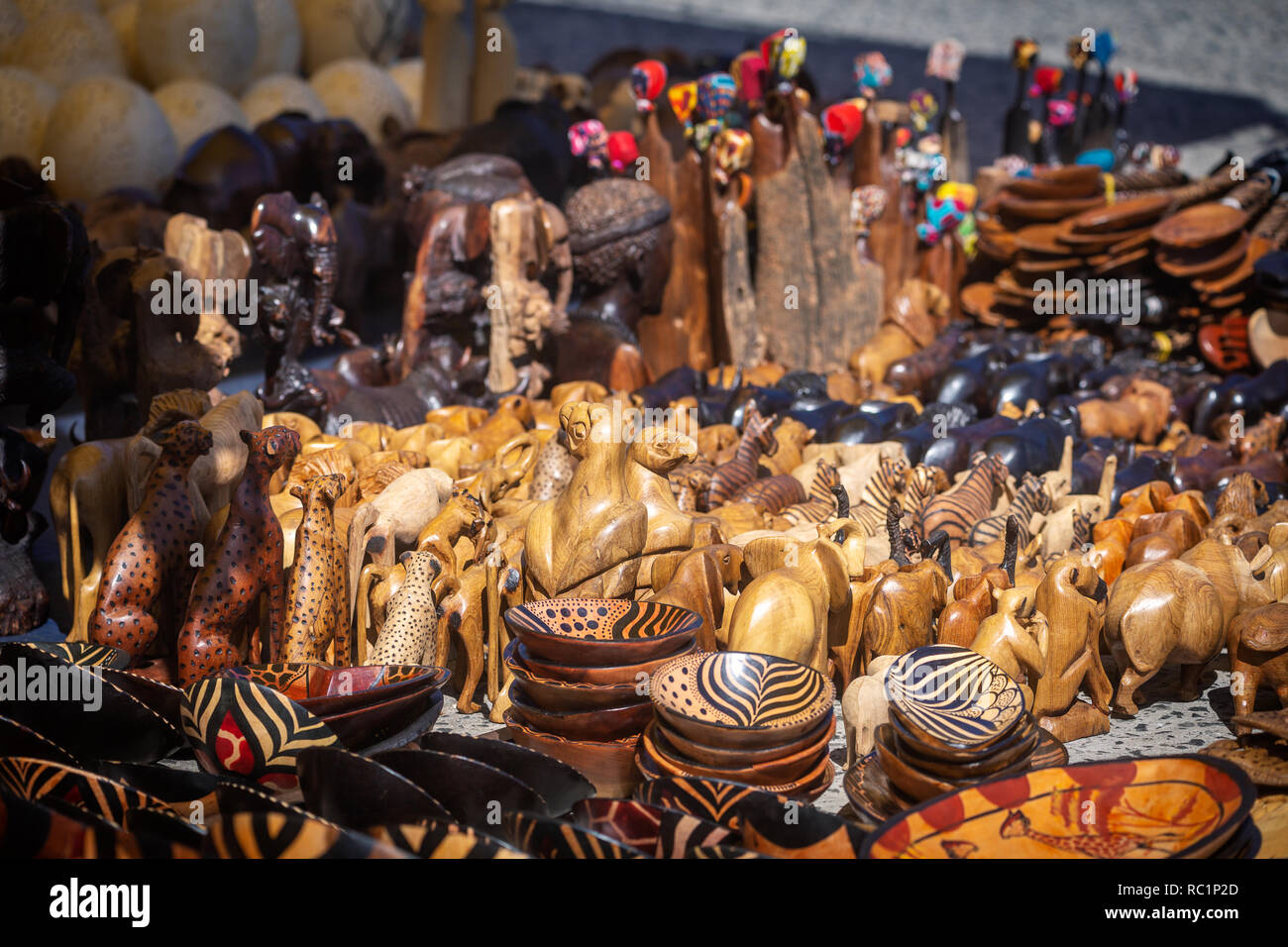 Legno souvenir africani in vendita a Cape Town market Foto Stock