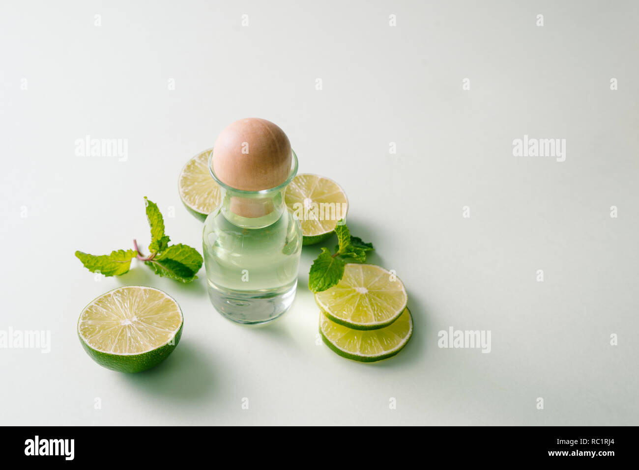 Limone fresco con olio essenziale di limone su un colore di sfondo. Foto Stock