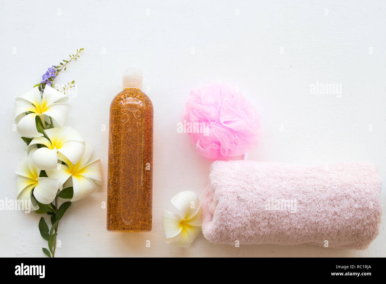 Sapone liquido corpo esfoliante lavare la pelle liscia estratto naturale di tamarindo di cura di salute della pelle del corpo con fiori di frangipani Foto Stock