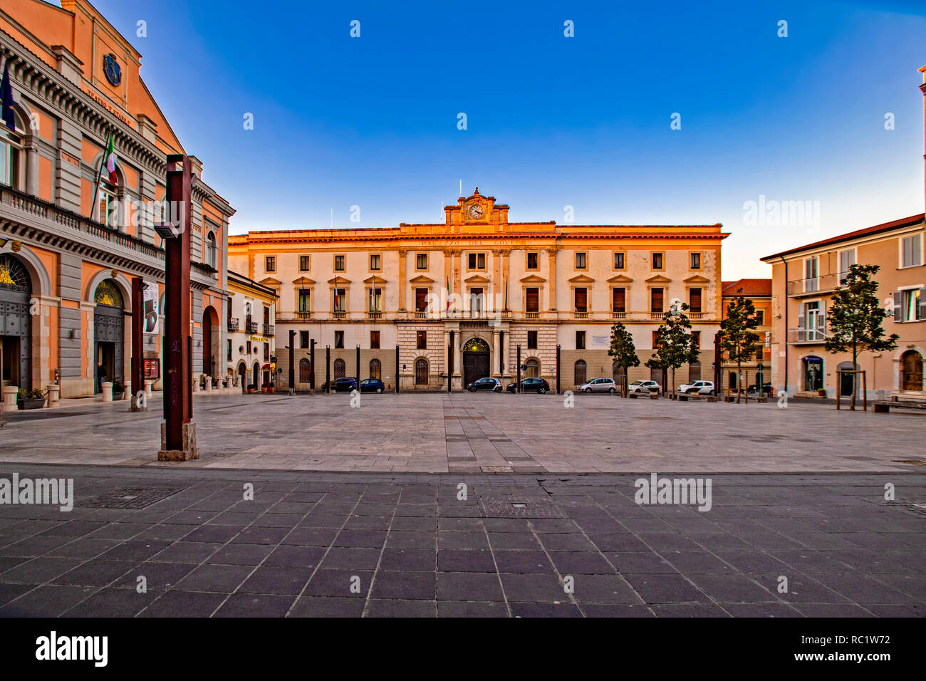 Italia Basilicata Potenza Piazza Mario Pagano Teatro Stabile e il Palazzo del Governo Foto Stock