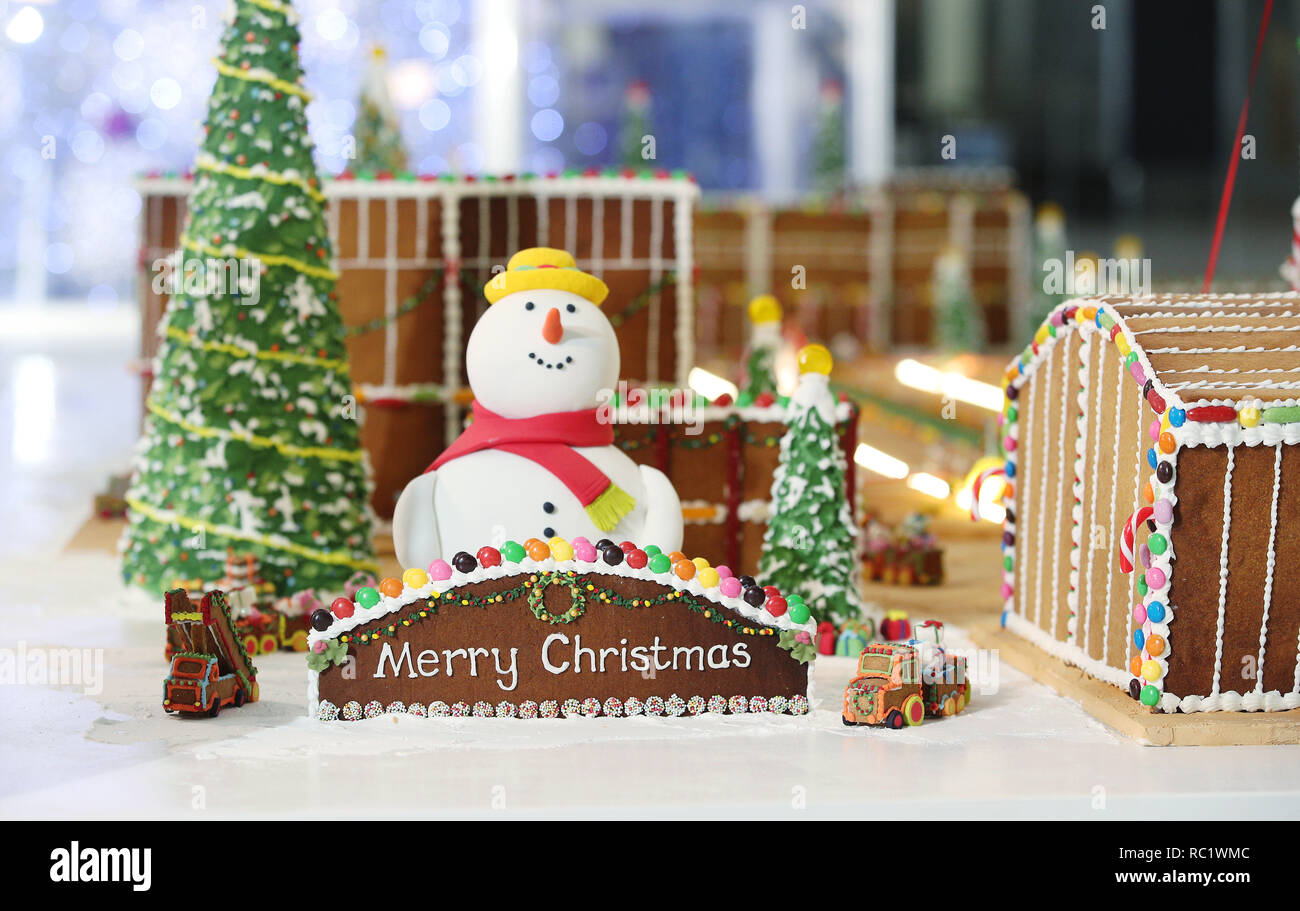 Great British Precotti 2016 vincitore, Candice marrone e cibo artista Michelle Wibowo svelata una 50kg gingerbread modello di Heathrow, creato a sorpresa per i passeggeri che viaggiano in questo Natale. I fatti a mano creazione ha avuto più di 200 ore di fa e dispone di oltre mille pezzi di panpepato. Dotato di: atmosfera dove: Londra, Regno Unito quando: 13 Dic 2018 Credit: Joe Pepler/PinPep/WENN.com Foto Stock