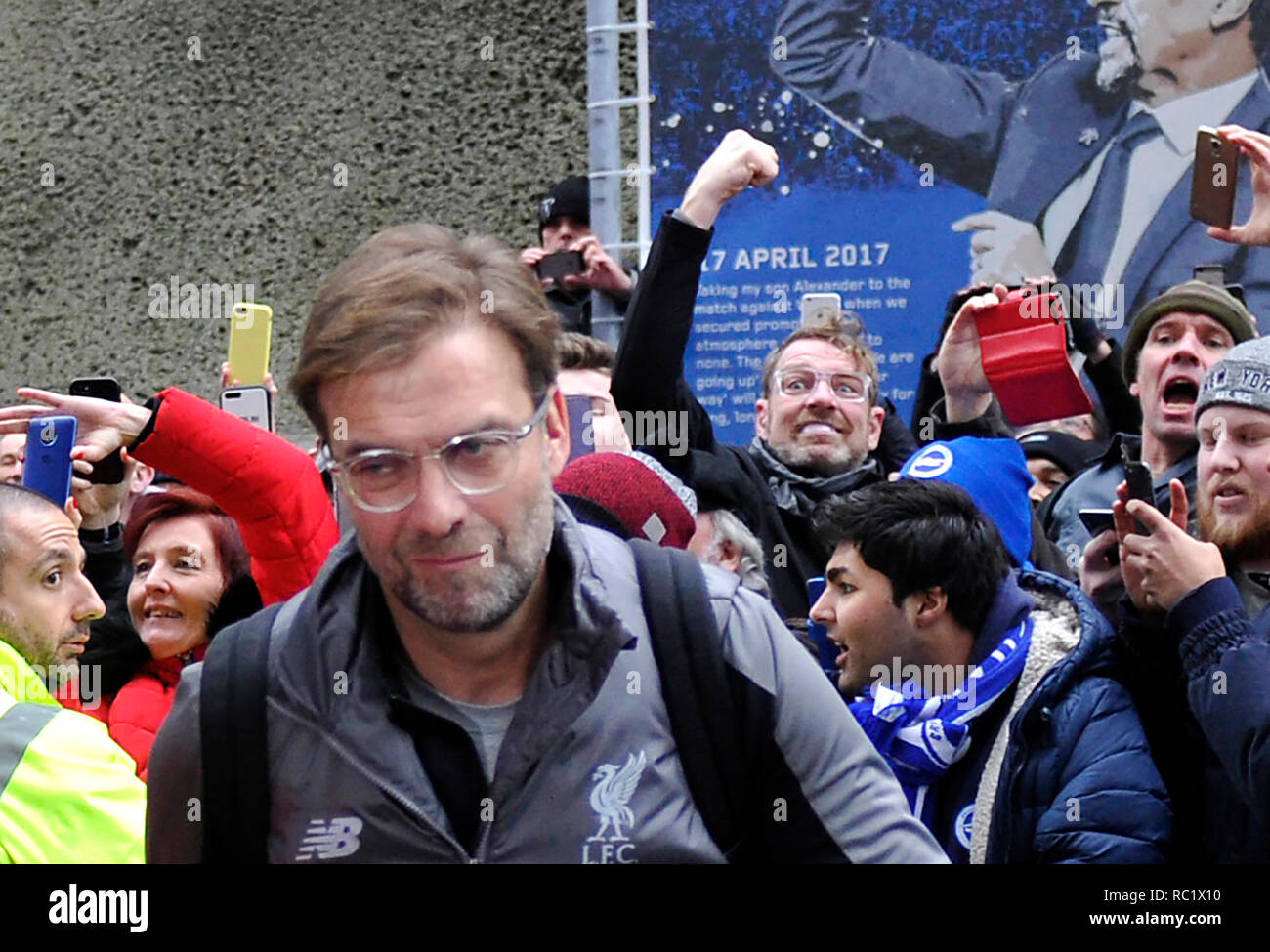 Il manager di Liverpool Jurgen Klopp arriva con il suo stesso bottino per la partita della Premier League tra Brighton & Hove Albion e Liverpool all'American Express Community Stadium . 12 gennaio 2019 solo per uso editoriale. Nessuna merchandising. Per le immagini di calcio si applicano restrizioni fa e Premier League inc. Nessun utilizzo di Internet/mobile senza licenza FAPL - per i dettagli contattare Football Dataco Foto Stock