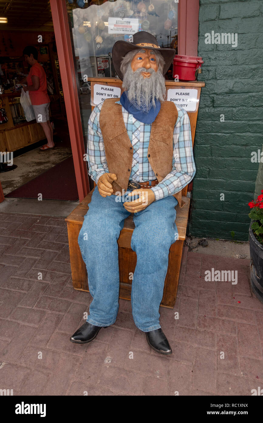 Manichino vestito come un cowboy seduti al di fuori di un negozio di articoli da regalo in Williams, noto come il gateway per il Parco Nazionale del Grand Canyon, in Northern Arizona, Stati Uniti d'America. Foto Stock