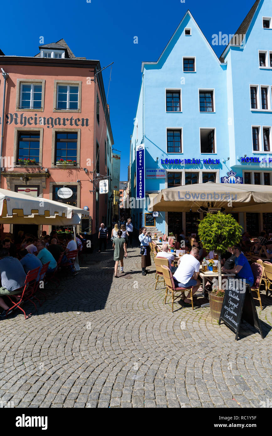 Colonia, Germania - maggio 2018. Vista della tradizionale tedesco edifici colorati sul fiume Reno waterfront Frankenwerft. Foto Stock