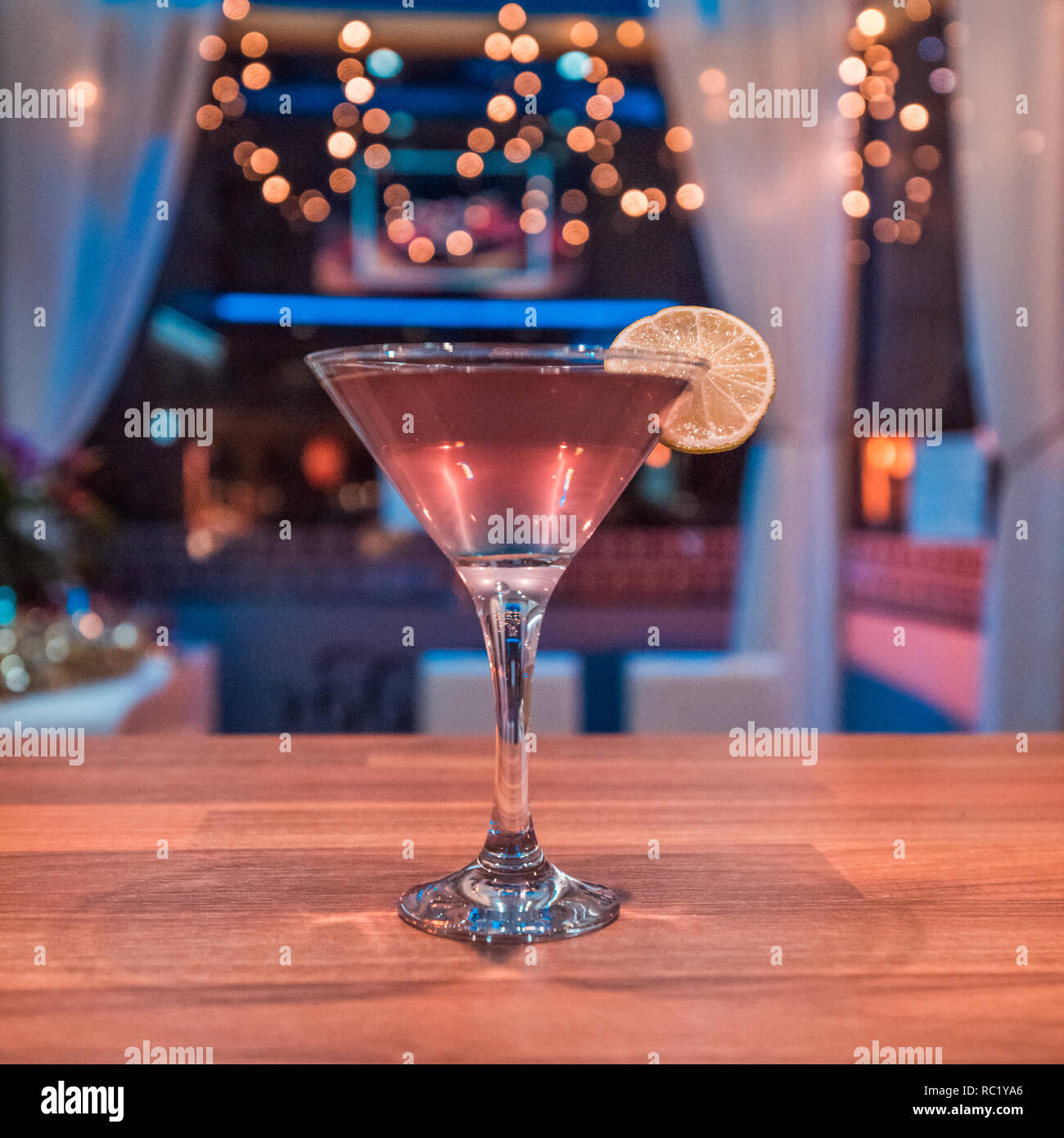 Un cocktail è un alcolizzato bevanda miscelata, che è una combinazione di spiriti, o di una o più bevande spiritose insieme con altri ingredienti Foto Stock