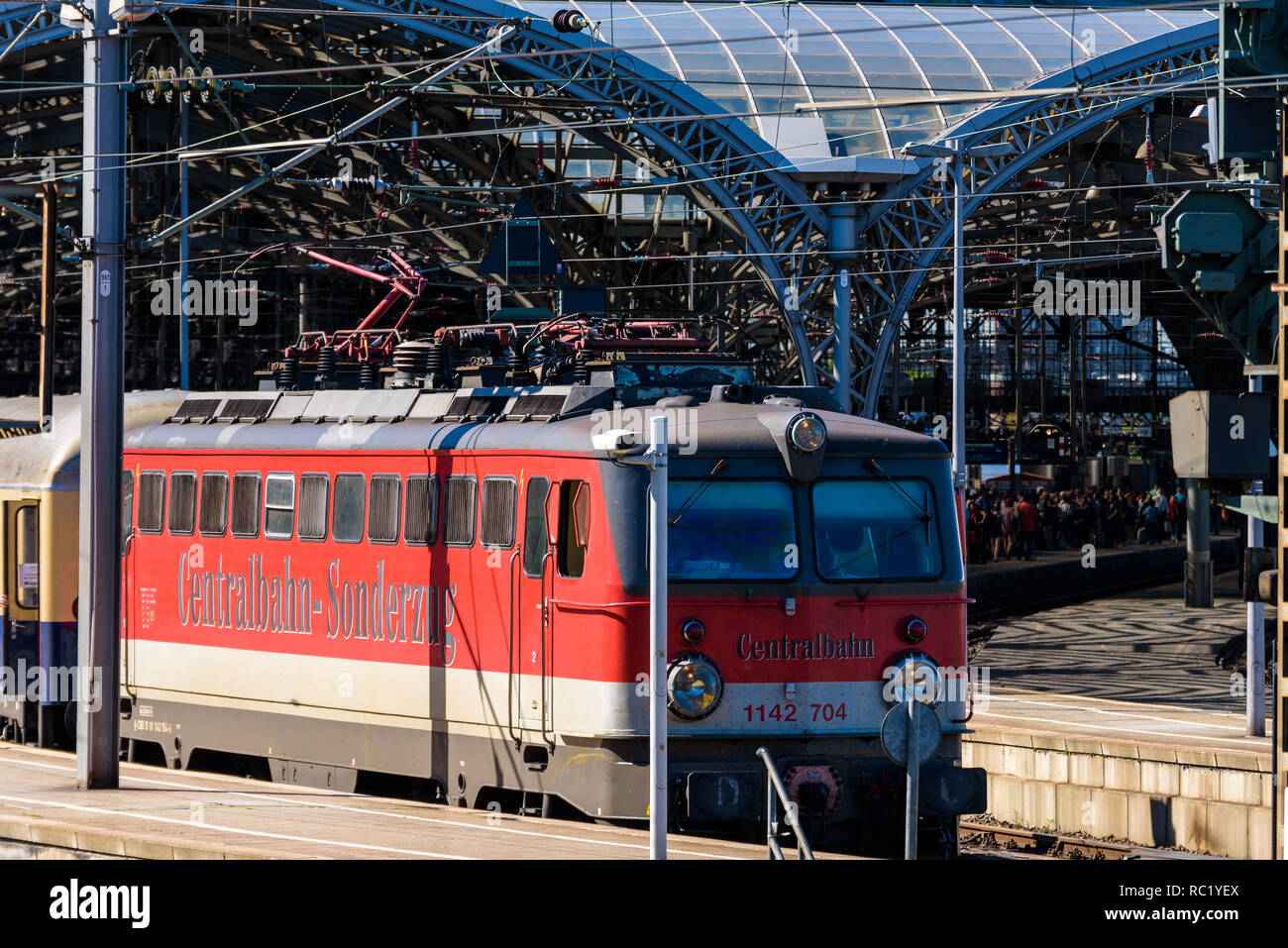Colonia, Germania - maggio2018: Centrale Bahn Sonderzug (treno speciale) Treno in partenza Colonia Stazione Centrale Foto Stock