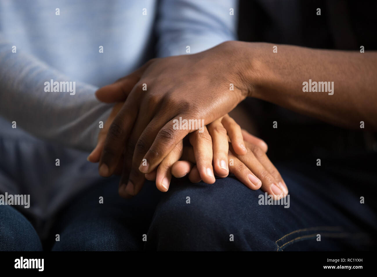 Americano africano nero giovane marito e moglie Holding Hands, cl Foto Stock