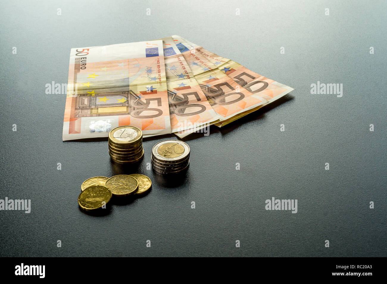 Concetto di finanza - denaro su una scrivania. Foto Stock