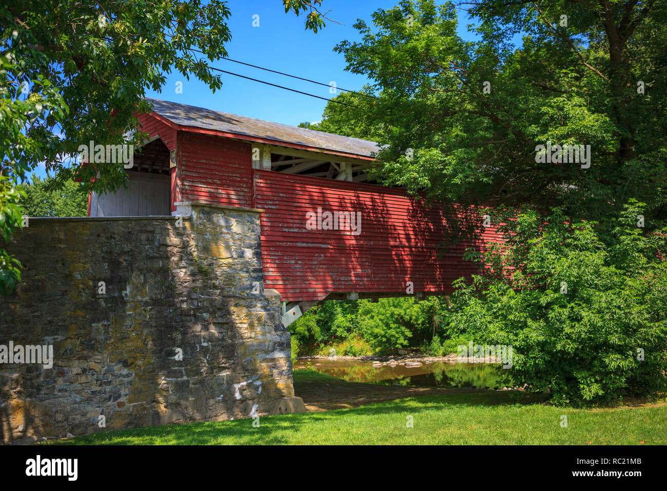 Allentown, PA, Stati Uniti d'America - 10 Luglio 2011: la Wehr ponte coperto è una storica struttura in legno si trova nel sud di Whitehall Township, Lehigh County, Pennsyl Foto Stock
