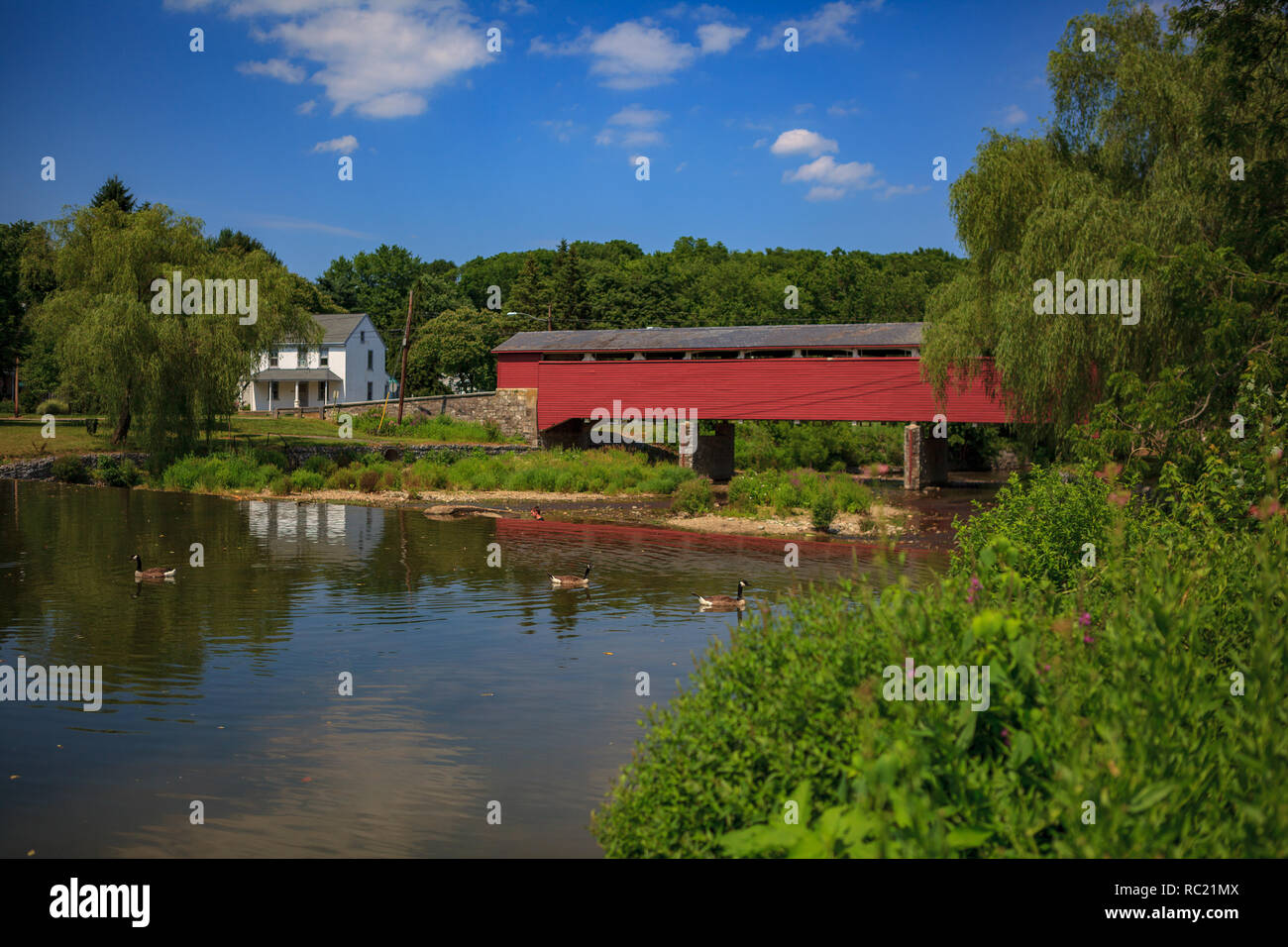 Allentown, PA, Stati Uniti d'America - 10 Luglio 2011: la Wehr ponte coperto è una storica struttura in legno si trova nel sud di Whitehall Township, Lehigh County, Pennsyl Foto Stock