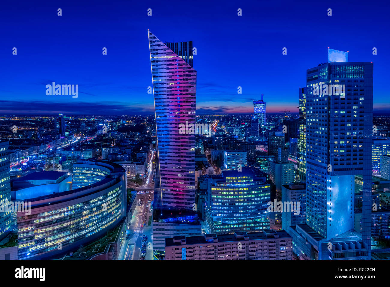 Paesaggio urbano di Varsavia. Vista panoramica sulla città illuminata edifici di notte nella capitale della Polonia. Urban Tenebrologo. Foto Stock
