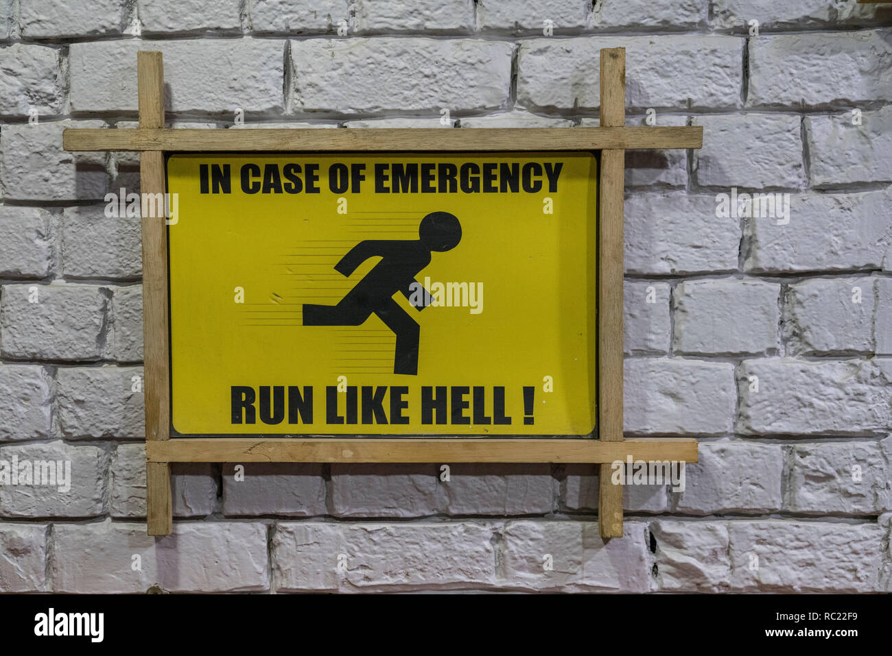 Nuova Dehli, India / Febbraio 19, 2018 - Segno dice "In caso di emergenza, eseguire come l'inferno!' Foto Stock