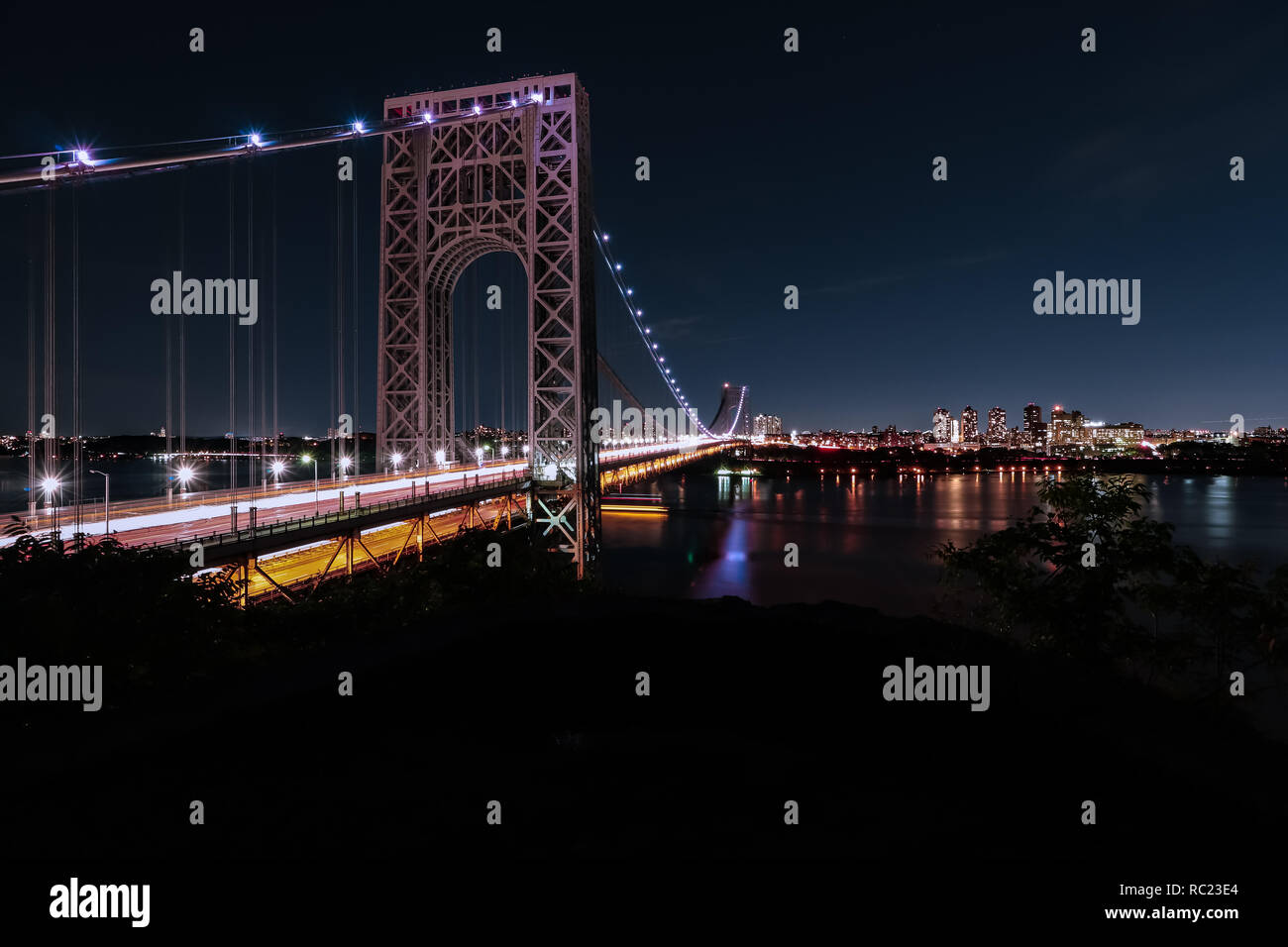 George Washington Bridge, Jersey lato durante ore di blu. Foto Stock