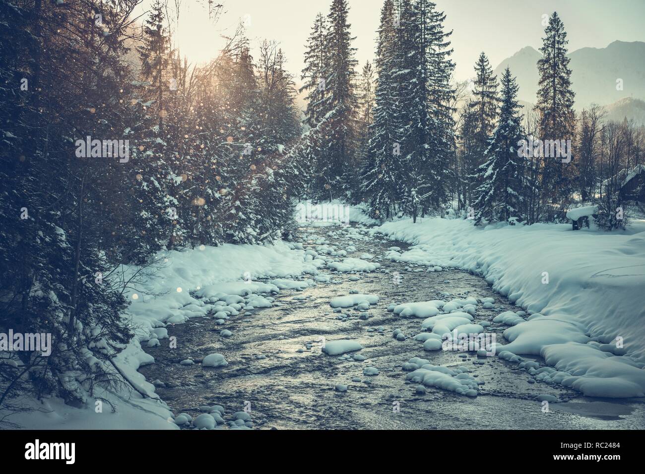 Scenic tramonto in inverno in montagna. Paesaggio coperto da neve pesante. Foto Stock