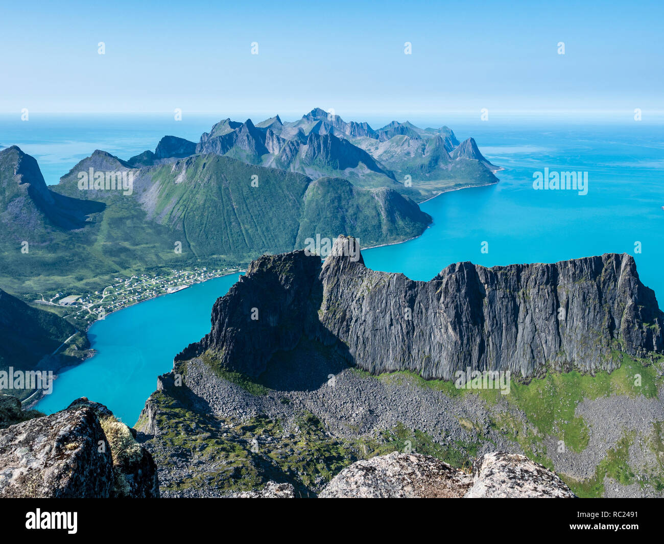 Vista sul fiordo Örnfjord, Cliff Keipan, villaggio Fjordgard, visto dalla montagna Grytetippen, isola Senja, Troms, Norvegia Foto Stock