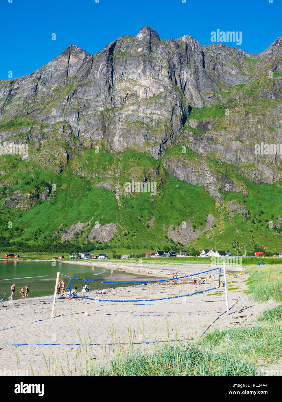 Spiaggia Ersfjordstranden, fiordo Ersfjord, area ricreativa pubblica, Beach volley, vista della catena montuosa Okshornan, isola Senja, Troms, Norvegia settentrionale Foto Stock