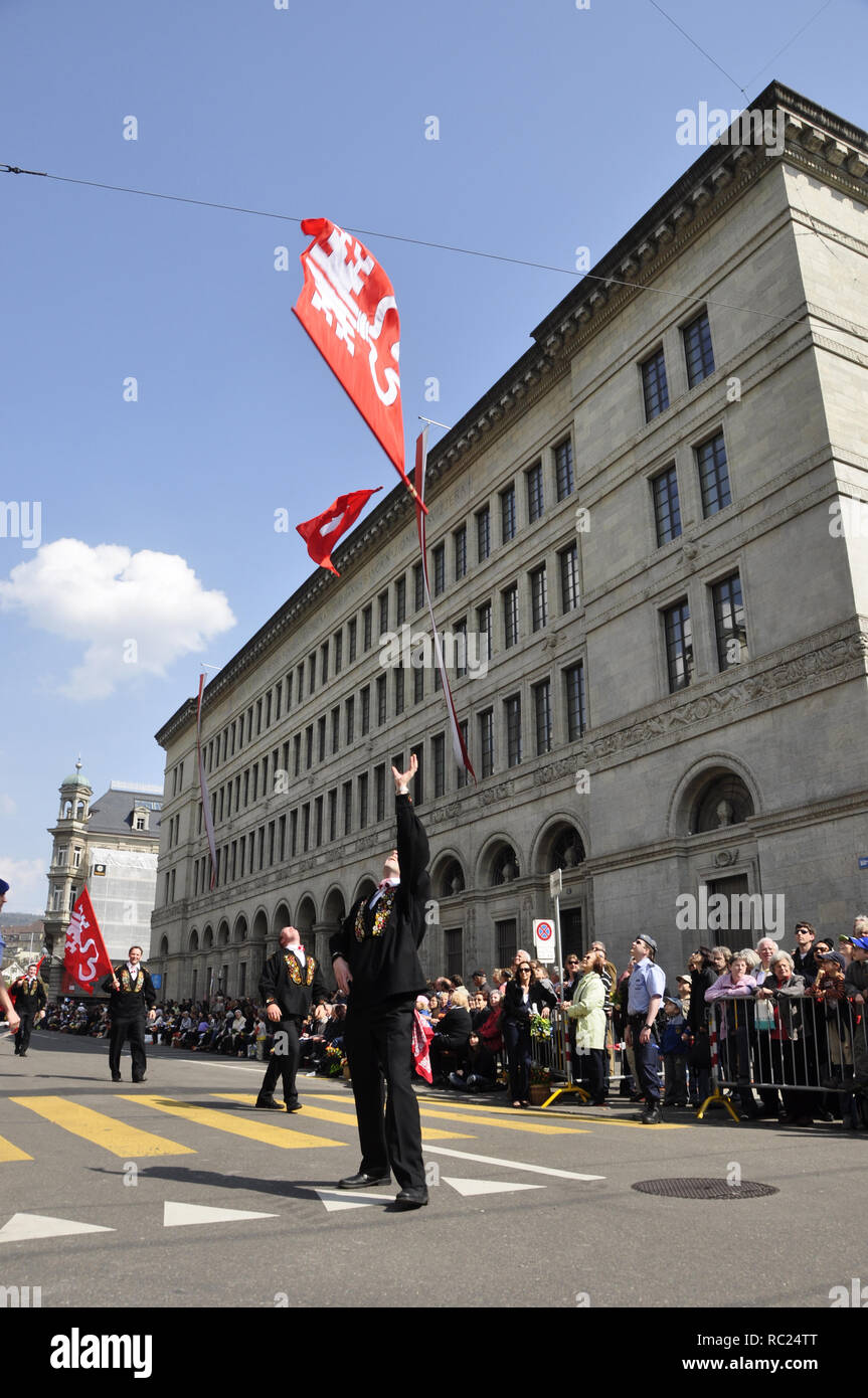 Zürich-City: bandiera svizzera prestazioni a 'Sechseläuten' sfilata di fronte alla Banca nazionale svizzera a Bahnhofstrasse Foto Stock