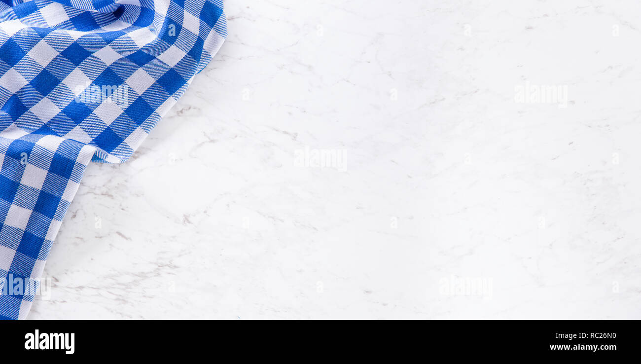 Parte superiore di vista blu tovaglia a scacchi su marmo bianco tavola. Foto Stock