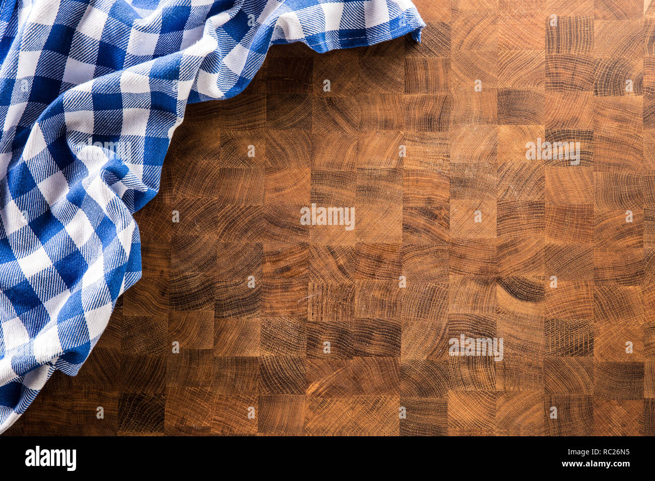 Parte superiore di vista blu tovaglia a scacchi sulla tavola di legno. Foto Stock