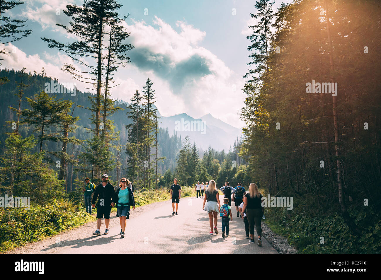 Parco nazionale dei Alti Tatra, Polonia - 29 agosto 2018: gruppo di turisti gente camminare sul Sentiero escursionistico attraverso Estate Monti Tatra. Bel Tramonto del tempo. Foto Stock
