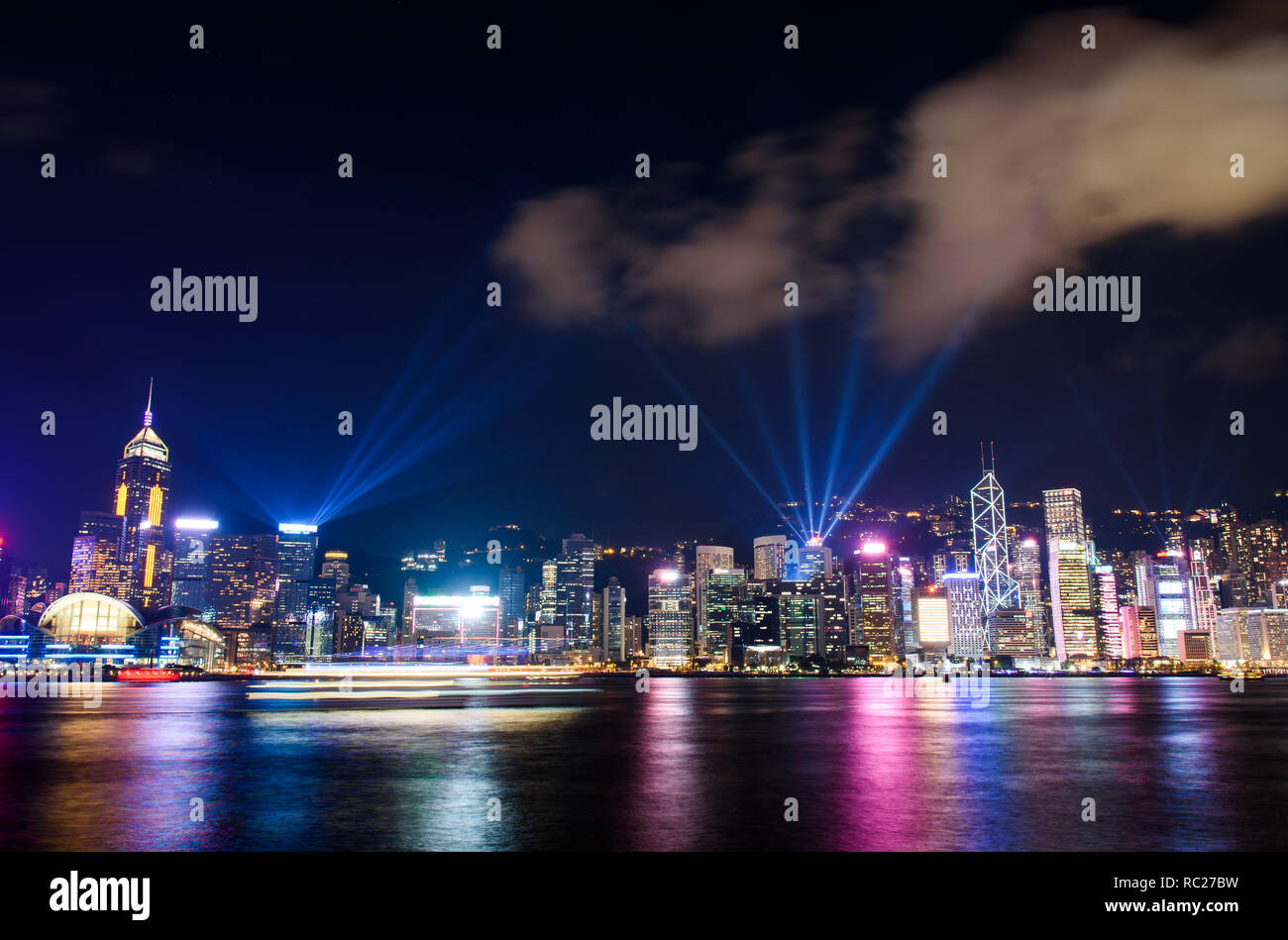 Laser show su Hong Kong cityscape presso il centro cittadino di edificio moderno zona di notte Foto Stock