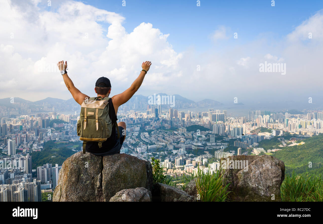 L'uomo godendo la Hong Kong vista da Lion rock Foto Stock