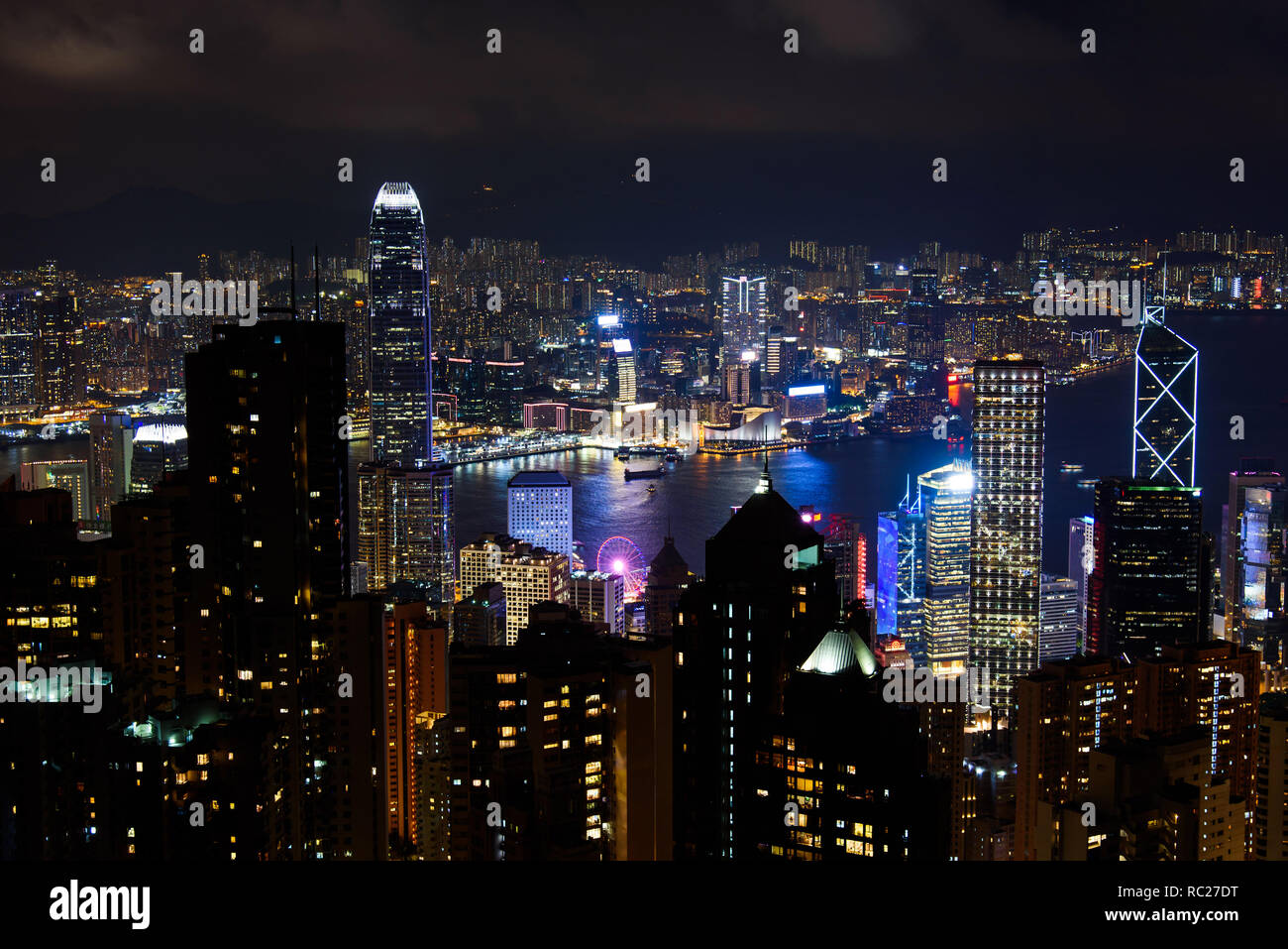 Hong Kong paesaggio urbano moderno vista dal Victoria Peak di notte Foto Stock