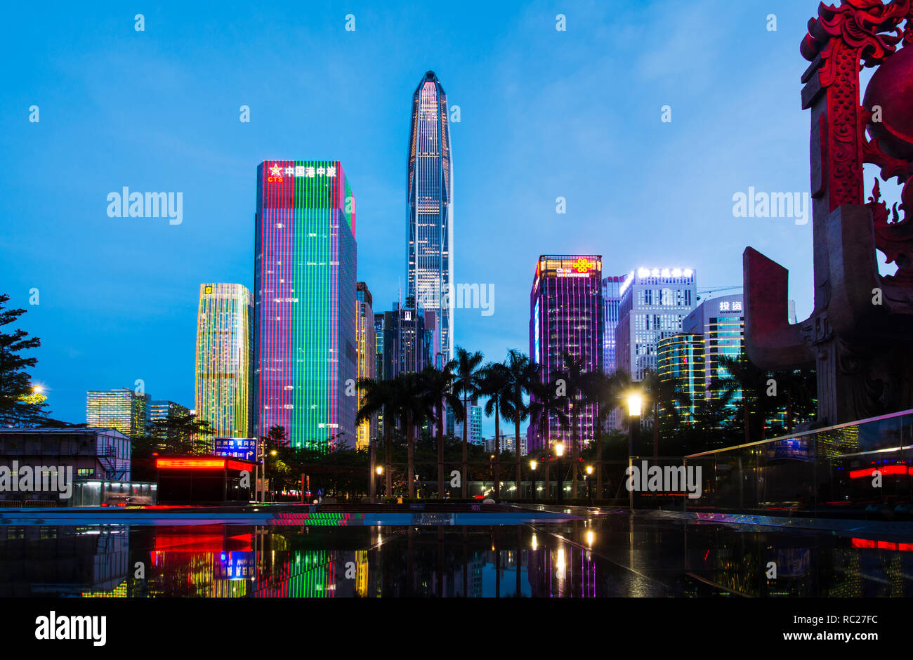 Shenzhen, Cina - 16 Luglio 2018: Shenzhen paesaggio urbano della nuova città moderna area del centro cittadino di blue ora in Guangdong Cina Foto Stock