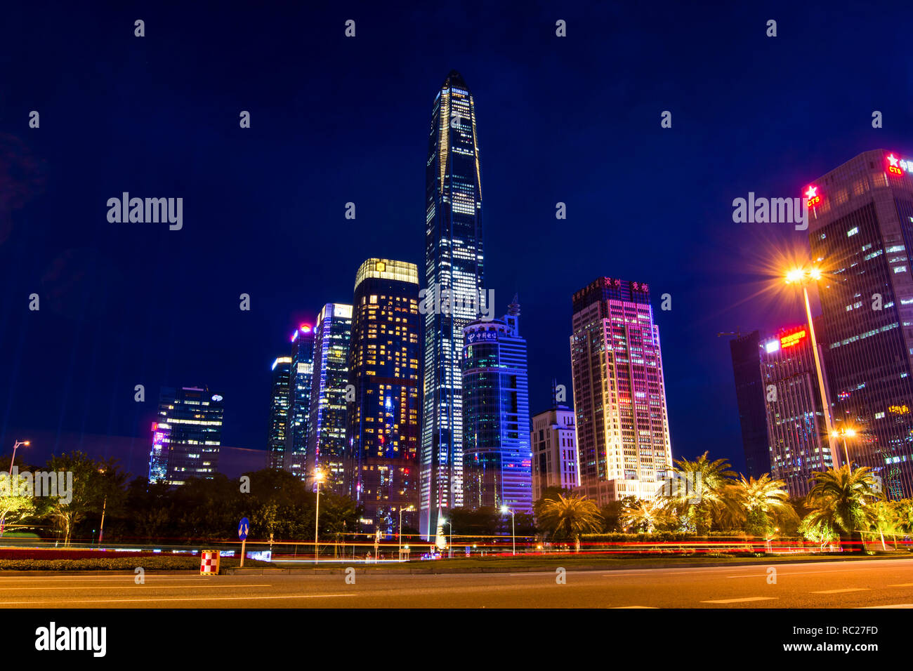 Shenzhen, Cina - 16 Luglio 2018: Shenzhen paesaggio urbano della nuova città moderna area del centro cittadino di notte in Guangdong Cina Foto Stock