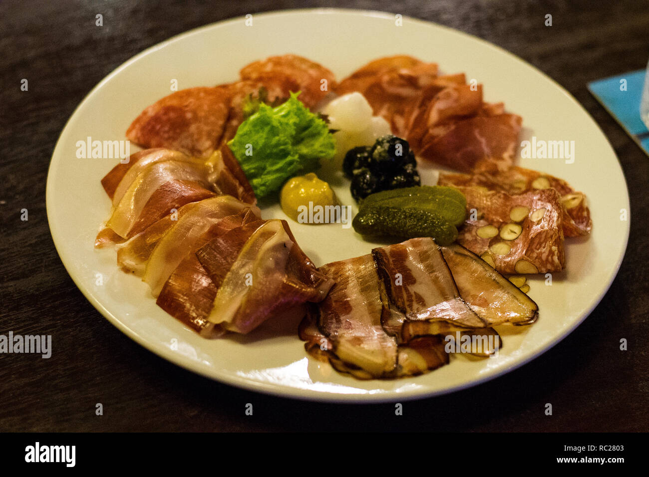 Taglio a freddo piatto a base di carne con mostarda, cetriolini, sottaceti e Cipolline borretane Foto Stock