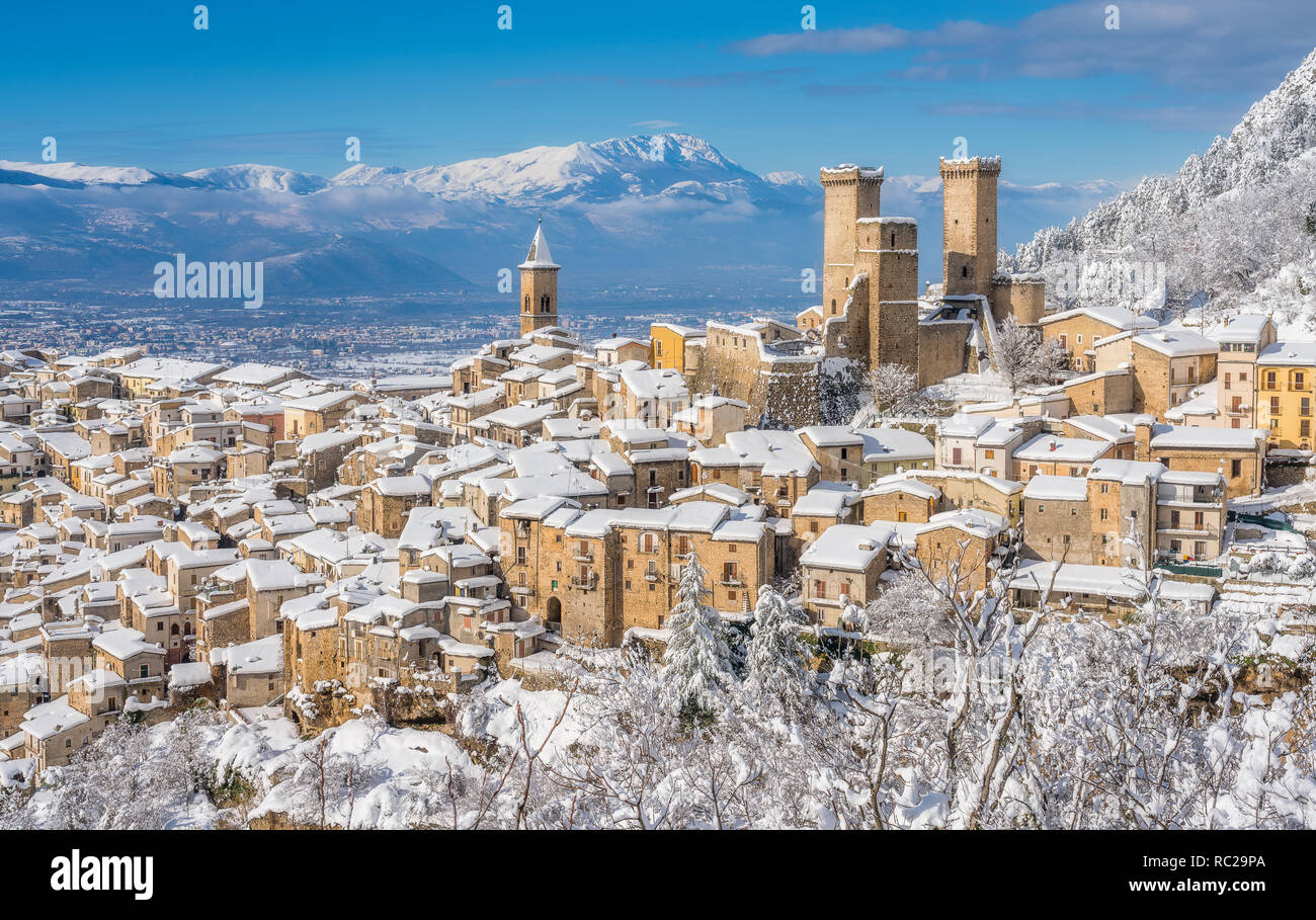 Vista panoramica di Pacentro coperto di neve durante la stagione invernale. Abruzzo, Italia. Foto Stock