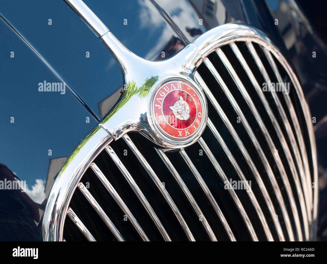 Jaguar XK 150 grill e il badge. Foto Stock