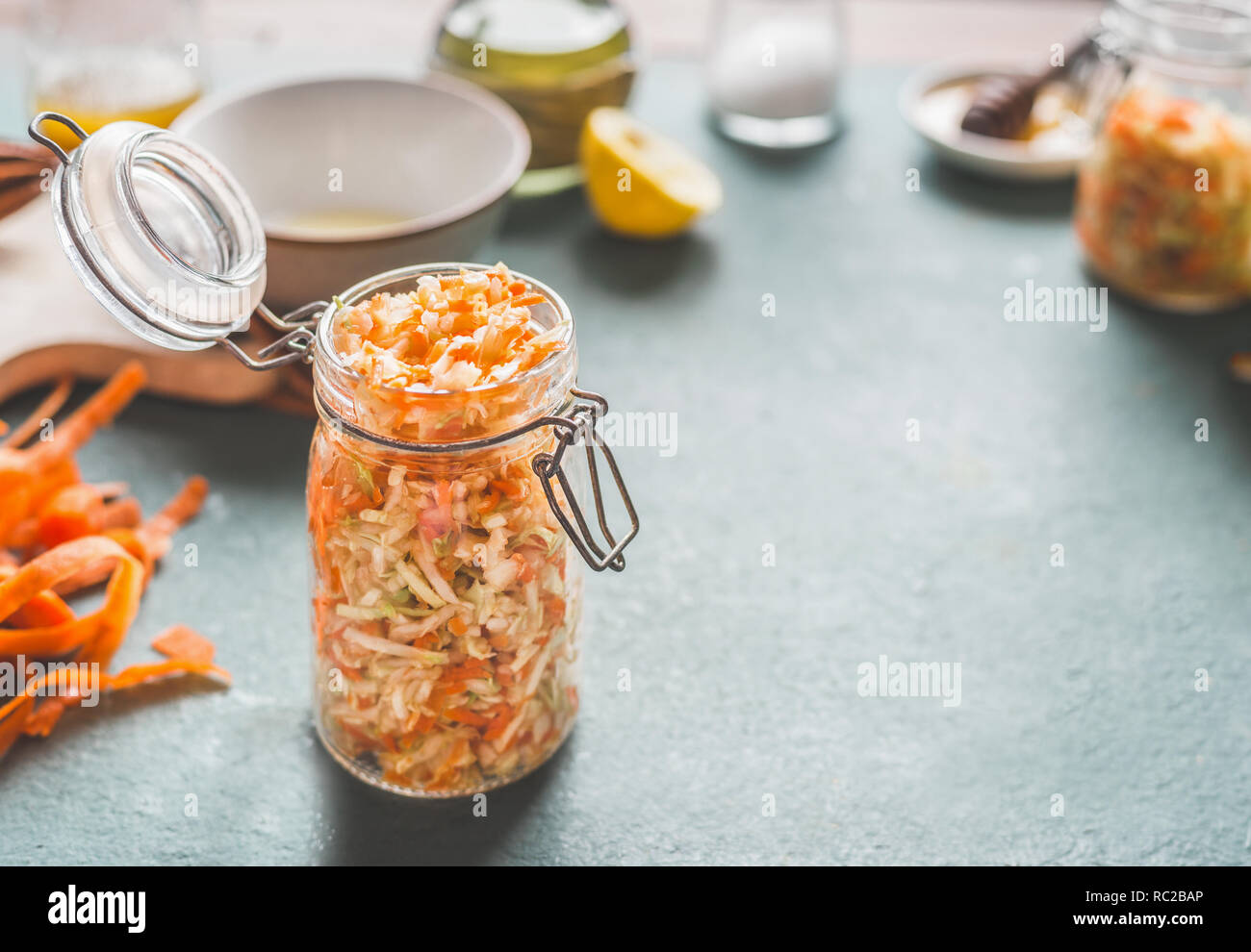 La carota insalata di cavolo in vasetti per un sano pranzo sul tavolo da cucina sfondo, vista frontale con copia spazio. Cibi vegetariani e a basso contenuto calorico mangiare vegetale Foto Stock