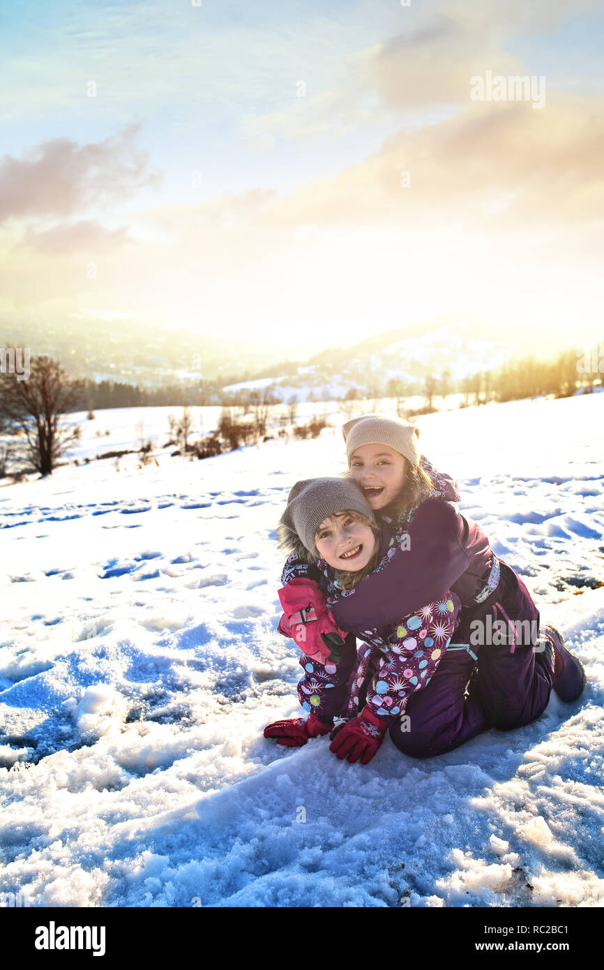 Gli amici nella neve sono sciocchezze circa Foto Stock