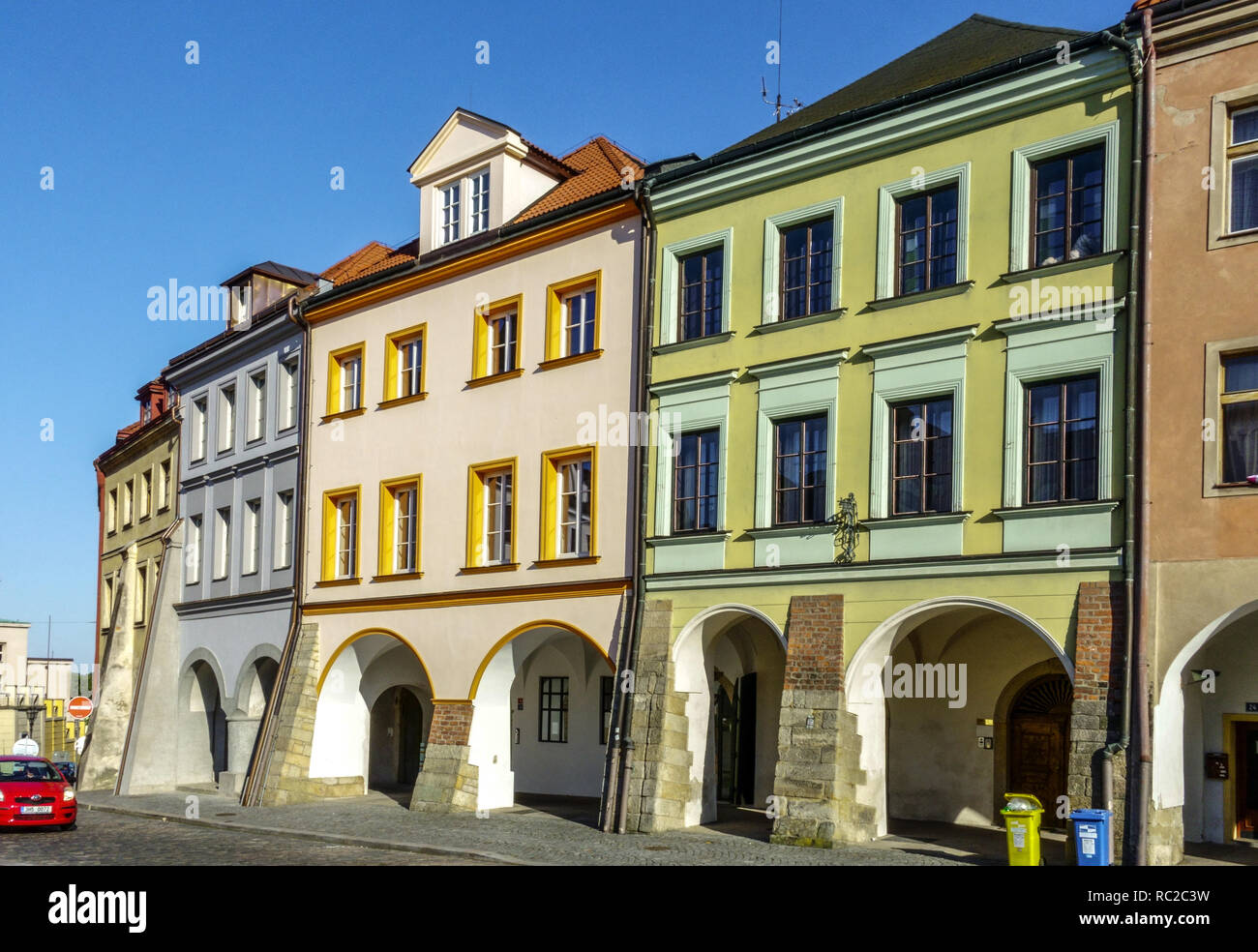 Case storiche sulla piccola piazza di Hradec Kralove - Repubblica Ceca Foto Stock