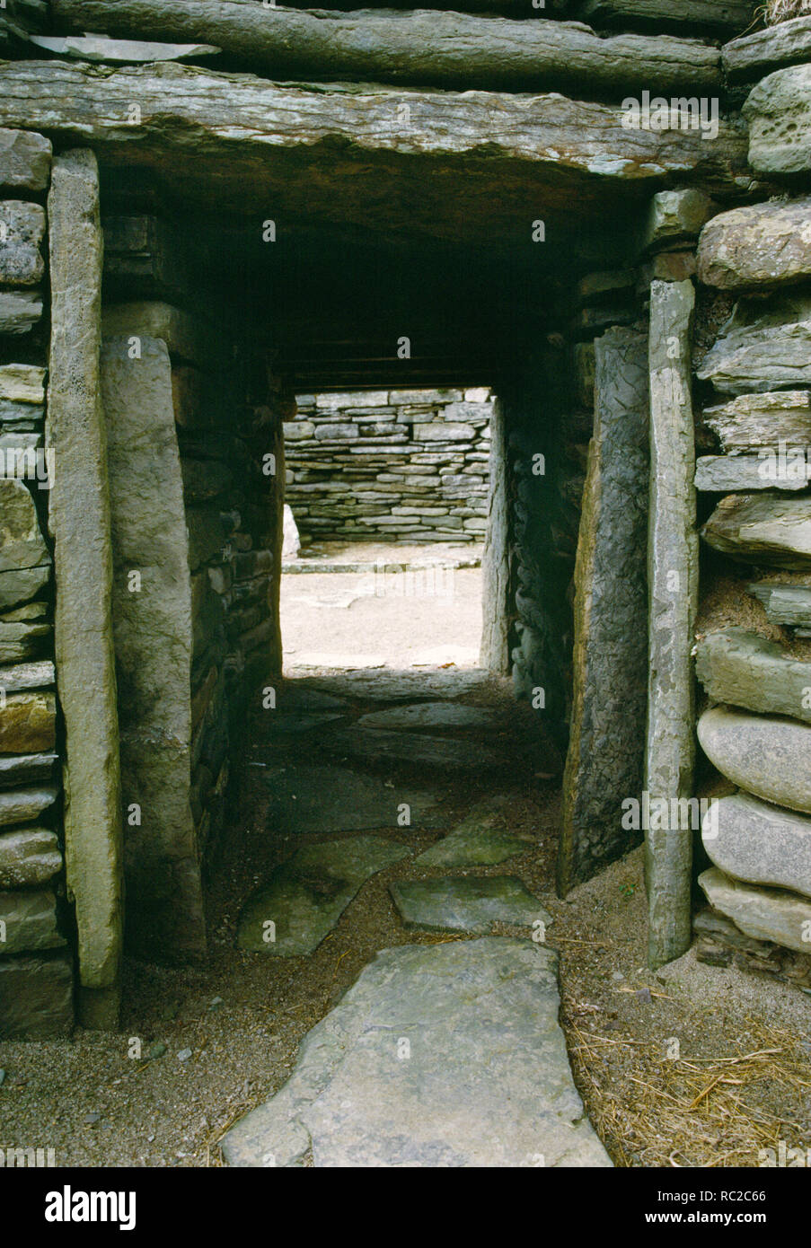 Knap di Howar, cascina del neolitico, Papa Westray, Orkney. Guardando verso sud attraverso il passaggio che collega i due edifici che mostra lo sconto per la porta. Foto Stock