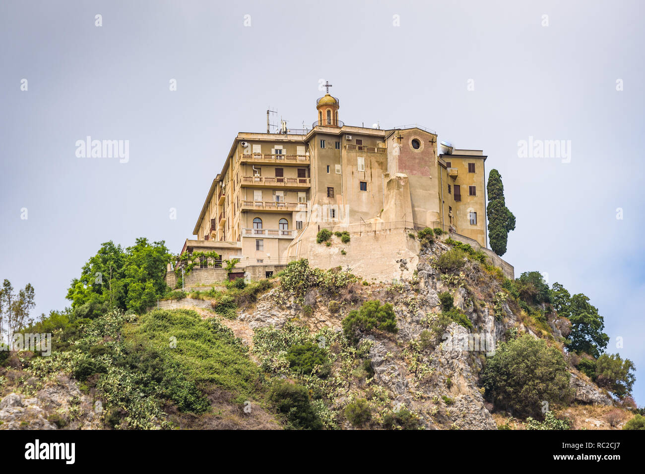 Facciata e cupola del Tindari santuario, costruito su una scogliera con discesa a strapiombo sul mare e vista panoramica delle isole Eolie e il golfo di Patti Foto Stock