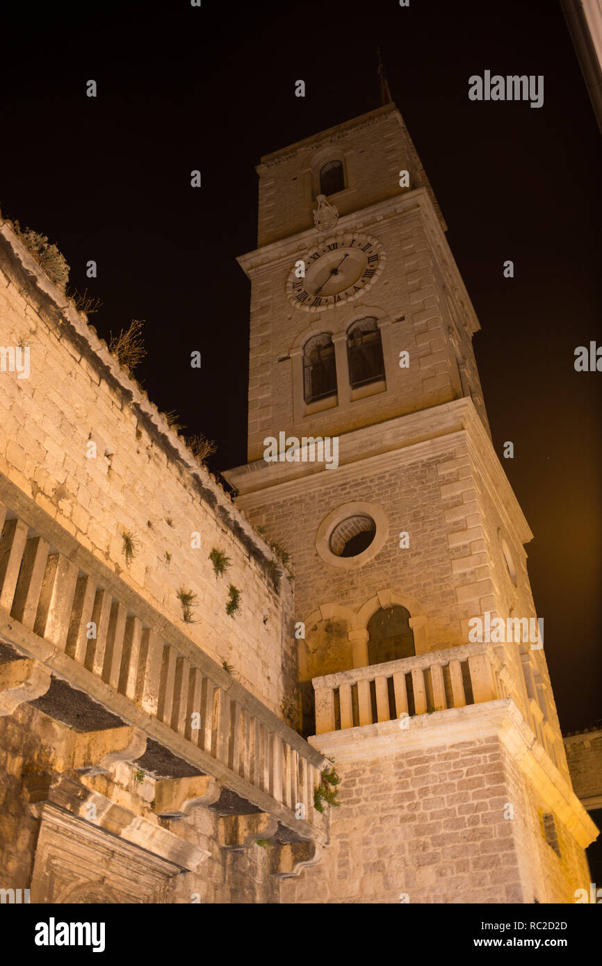 Svuotare strada notte con scale nel centro storico di Sibenik, Croazia. Foto Stock