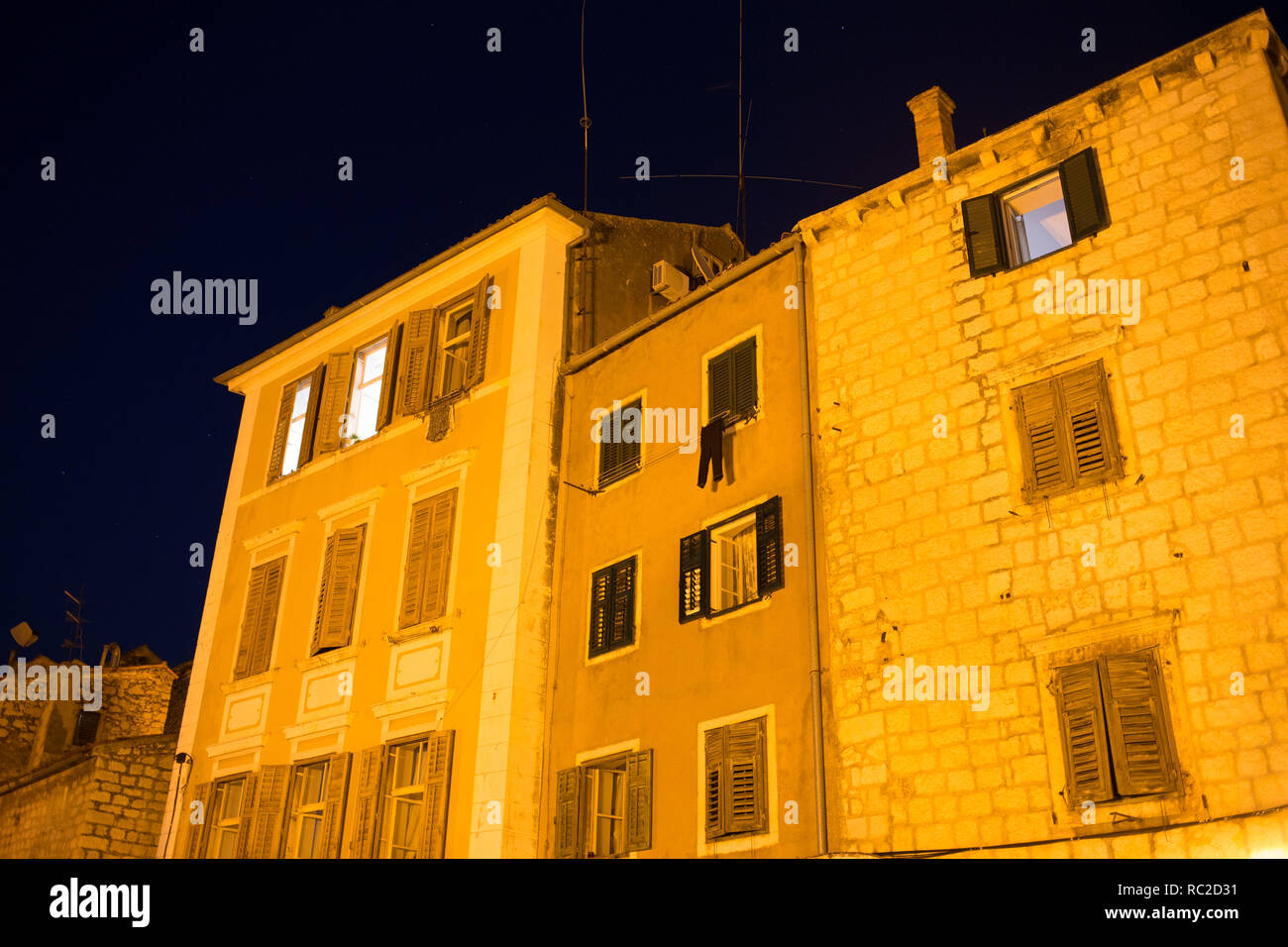 Svuotare strada notte con scale nel centro storico di Sibenik, Croazia. Foto Stock