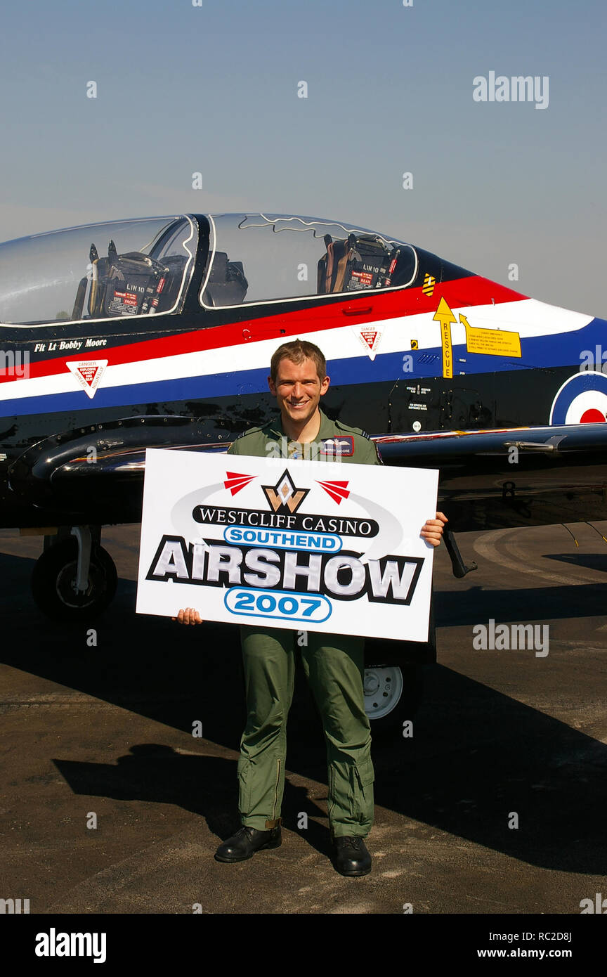 RAF Royal Air Force breve Tucano piano pilota display Flt Lt Bobby Moore a Londra aeroporto di Southend per promuovere il 2007 Airshow di Southend Foto Stock