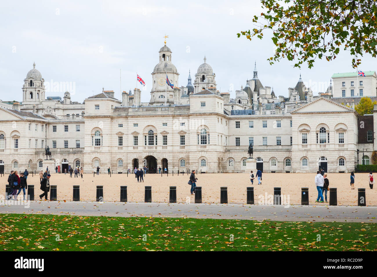 London, Regno Unito - 29 Ottobre 2017: i turisti a piedi sulla piazza di Horse Guards, edificio storico nella City of Westminster, Londra Foto Stock